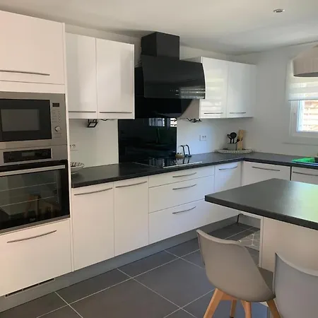 New Renovated Spacious 2 Bedroom Ac 300m From Διαμέρισμα *