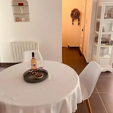 New Renovated Spacious 2 Bedroom Ac 300m From Ζουάν λε Πιν