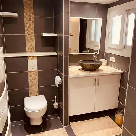 New Renovated Spacious 2 Bedroom Ac 300m From Ζουάν λε Πιν