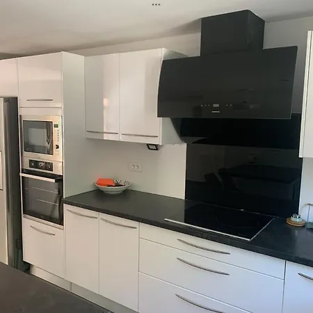 New Renovated Spacious 2 Bedroom Ac 300m From Διαμέρισμα