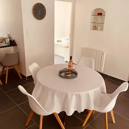 New Renovated Spacious 2 Bedroom Ac 300m From Διαμέρισμα *