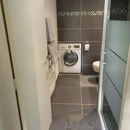 Διαμέρισμα New Renovated Spacious 2 Bedroom Ac 300m From *