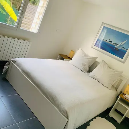 New Renovated Spacious 2 Bedroom Ac 300m From *