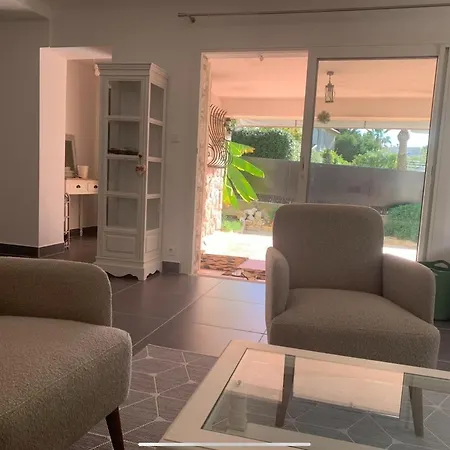 New Renovated Spacious 2 Bedroom Ac 300m From Διαμέρισμα *