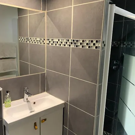 Διαμέρισμα New Renovated Spacious 2 Bedroom Ac 300m From *