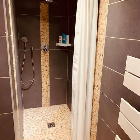 New Renovated Spacious 2 Bedroom Ac 300m From Апартаменты Жуан-ле-Пен