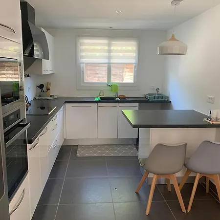 Апартаменты New Renovated Spacious 2 Bedroom Ac 300m From Жуан-ле-Пен