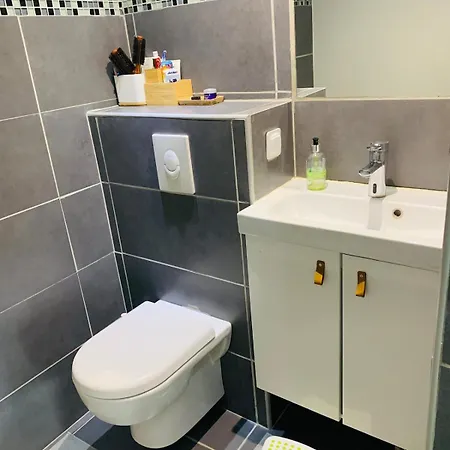 New Renovated Spacious 2 Bedroom Ac 300m From Апартаменты *