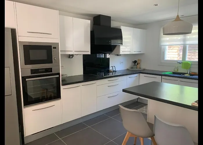 New Renovated Spacious 2 Bedroom Ac 300m From Lejlighed *