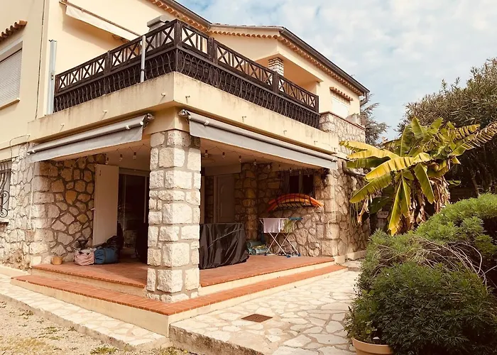 New Renovated Spacious 2 Bedroom Ac 300m From Lejlighed *