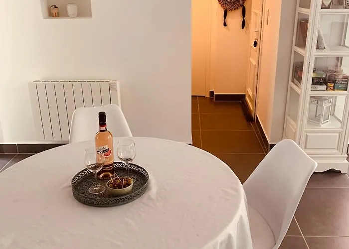 New Renovated Spacious 2 Bedroom Ac 300m From Juan-les-Pins