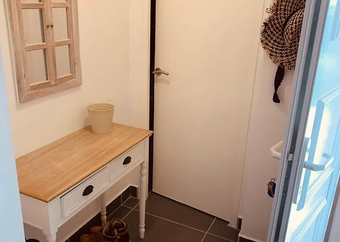 New Renovated Spacious 2 Bedroom Ac 300m From Lejlighed *