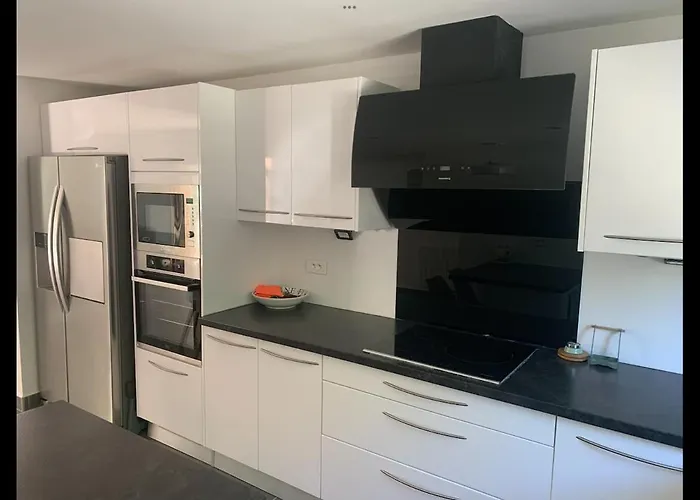 New Renovated Spacious 2 Bedroom Ac 300m From Lejlighed