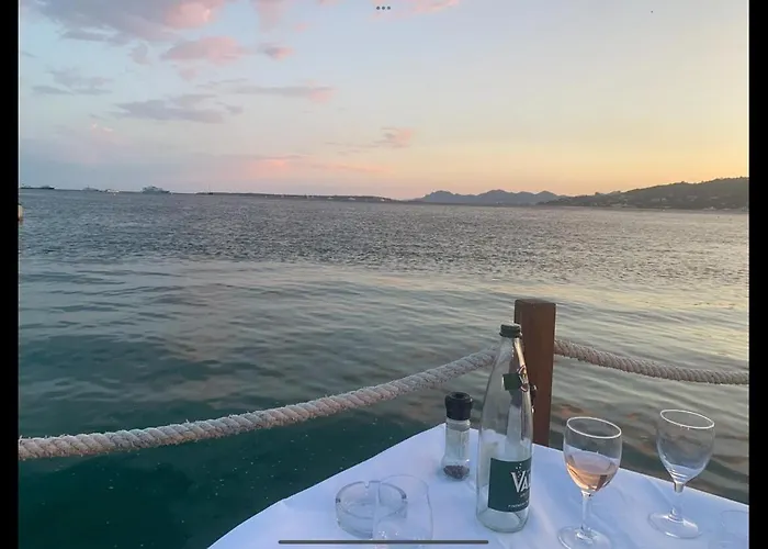 New Renovated Spacious 2 Bedroom Ac 300m From Lejlighed *