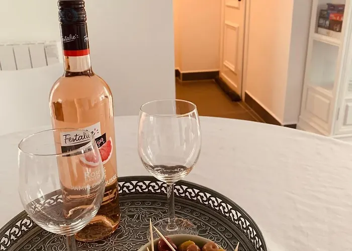 New Renovated Spacious 2 Bedroom Ac 300m From