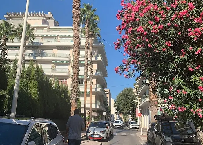 New Renovated Spacious 2 Bedroom Ac 300m From *