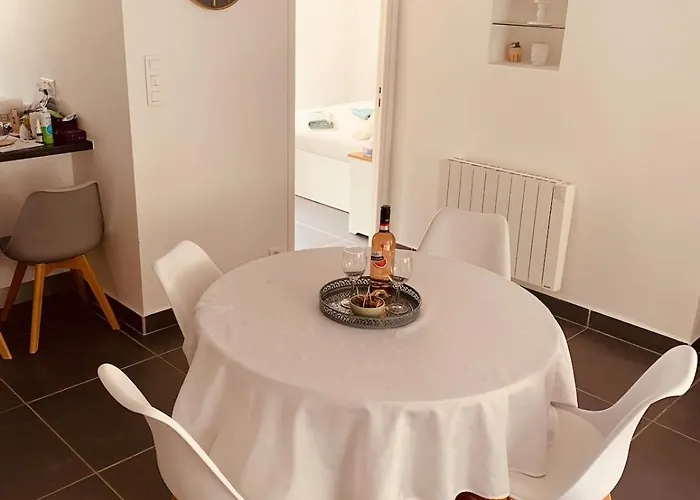 New Renovated Spacious 2 Bedroom Ac 300m From Lejlighed *