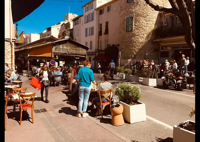 New Renovated Spacious 2 Bedroom Ac 300m From