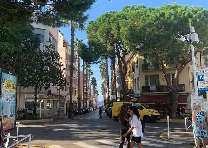 New Renovated Spacious 2 Bedroom Ac 300m From Lejlighed