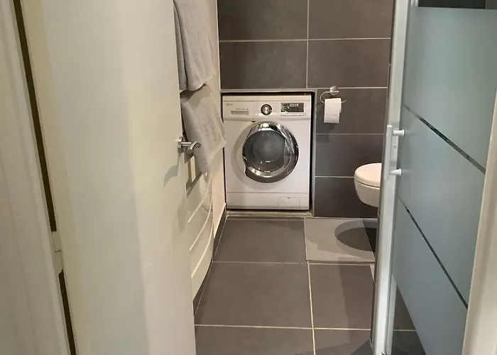 Lejlighed New Renovated Spacious 2 Bedroom Ac 300m From *