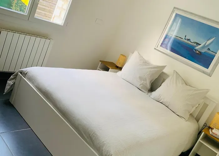 New Renovated Spacious 2 Bedroom Ac 300m From *