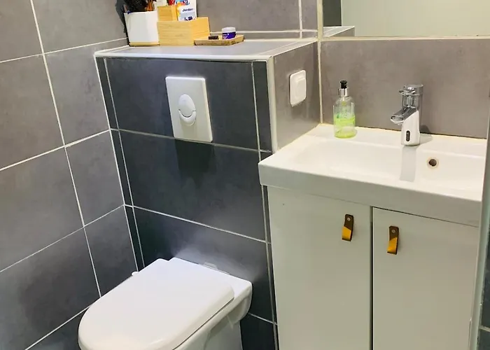 New Renovated Spacious 2 Bedroom Ac 300m From Lejlighed *