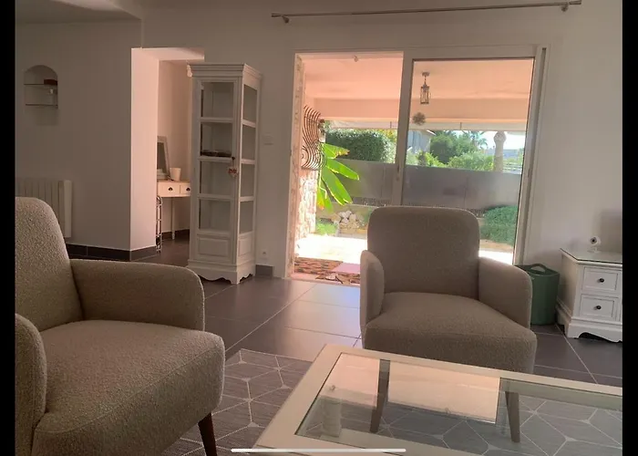 New Renovated Spacious 2 Bedroom Ac 300m From Lejlighed *