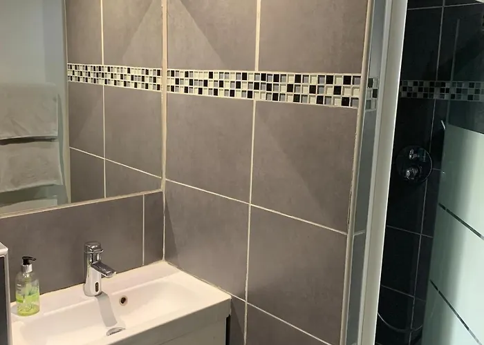 Lejlighed New Renovated Spacious 2 Bedroom Ac 300m From *