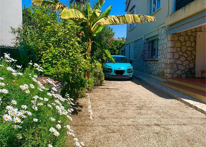 New Renovated Spacious 2 Bedroom Ac 300m From Lejlighed